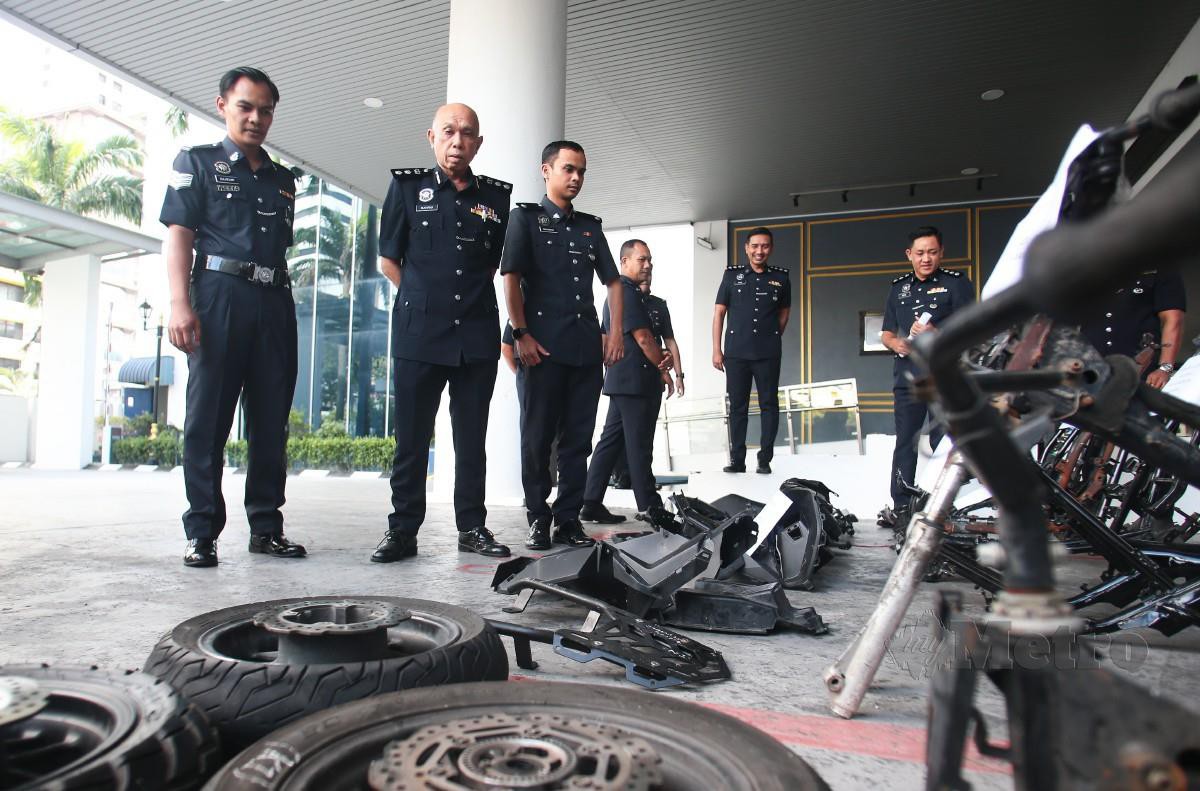 AHMAD Sukarno (dua kiri) melihat rangka motosikal yang dirampas susulan penahanan dua anggota Geng Alim di Ibu Pejabat Polis Daerah Sentul, hari ini. FOTO Genes Gulitah.