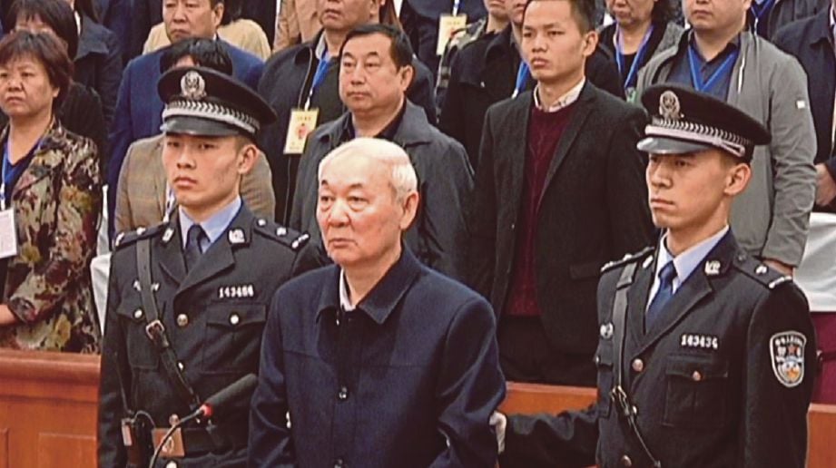 DATUK Bandar Luliang, Zhang Zhongsheng, 65, ketika dihadapkan ke mahkamah.  FOTO Weibo
