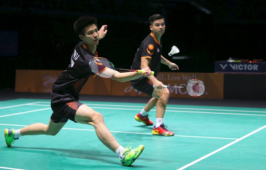 YEW Sin (kiri) dan Ee Yi tewas kepada Kittinupong dan  Puavaranukroh, dalam acara badminton akhir beregu lelaki Sukan SEA KL2017 di Axiata Arena, Bandar Sukan Kuala Lumpur, Bukit Jalil. 