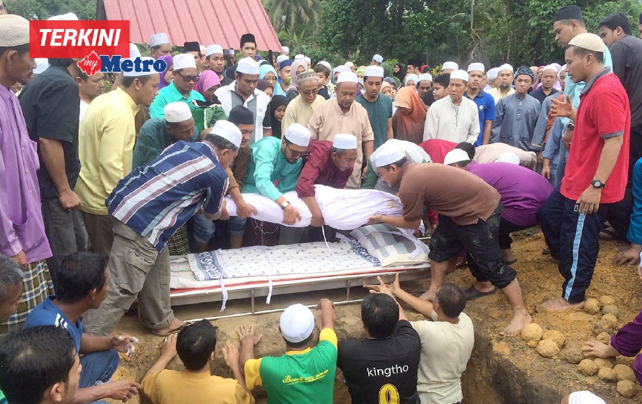 TIGA beranak yang mati lemas Hutan Lipur Lata Changkah, Setiu, Terengganu di kebumikan di dalam satu liang lahad di Tanah Perkuburan Islam  Kampung Surau Pulai Chondong. FOTO Muhd Faris Zainuldin