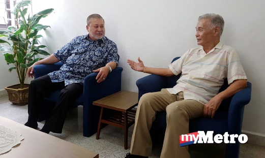 SULTAN Johor, Sultan Ibrahim Iskandar berkenan melawat bekas Pengetua Maktab Sultan Abu Bakar, Yeong Siew Man, 81, di Jalan Delima di Island Glades. FOTO Mikail Ong