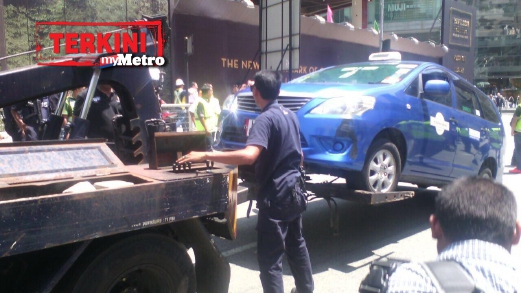 ANTARA teksi yang ditunda pihak berkuasa. FOTO Fardy Bungga