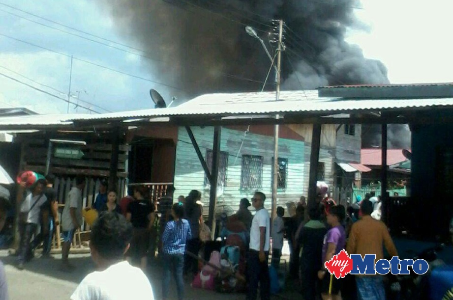 RUMAH musnah dalam kebakaran di Kampung Pukat Tanjung Batu Laut, Tawau. FOTO Abdul Rahemang Taiming