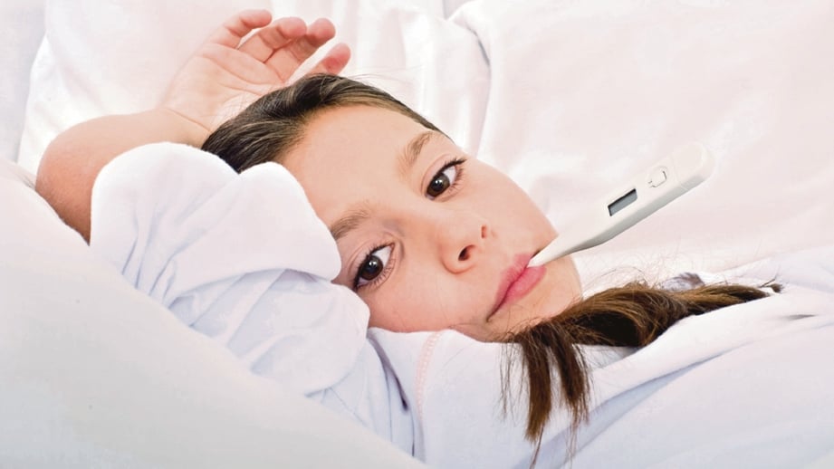 KANAK-kanak yang mengalami demam perlu dipantau bagi mengelakkan suhu meningkat. 