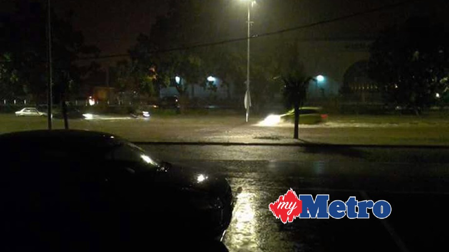 AIR pasang serta hujan lebat menyebabkan jalan Port Dickson dinaiki air. FOTO Mohd Khidir Zakaria