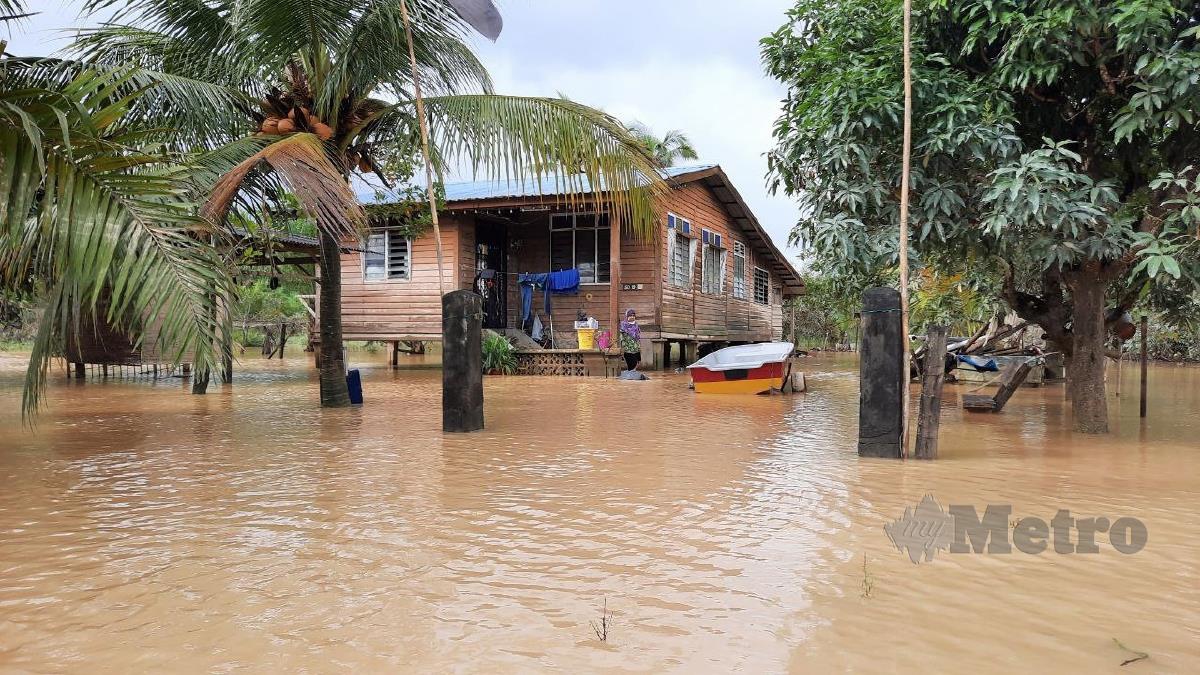 KEADAAN rumah dilanda banjir di di Kampung Gudang Rasau, Kuantan. FOTO Asrol Awang