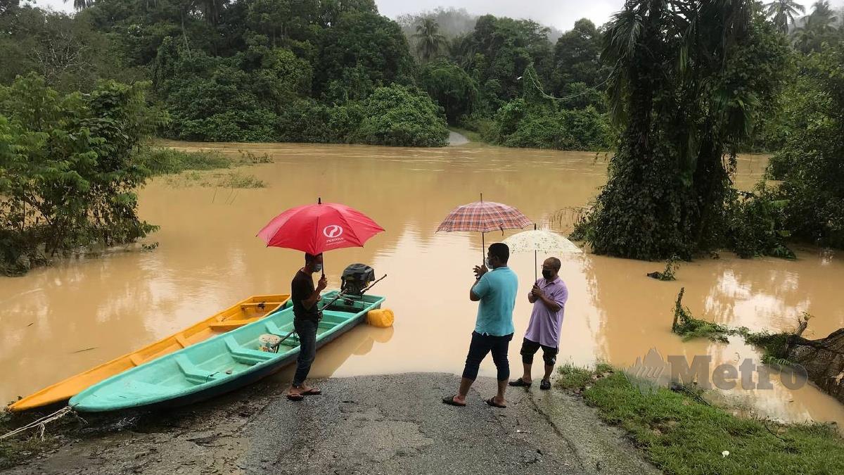 JAMBATAN Kuala Belanga ditenggelami Sungai Pahi sejak dua hari lalu susulan hujan lebat mengakibatkan paras air meningkat mendadak. FOTO Hazira Ahmad Zaidi