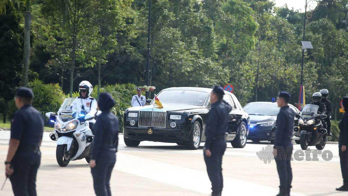 KENDERAAN membawa Sultan Selangor, Sultan Sharafuddin Idris Shah tiba di perkarangan pintu  utama Istana Negara. FOTO Hairul Anuar Rahim