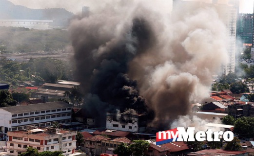 Kebakaran sebuah gudang di Jalan Haji hashim, Jelutong, Pulau Pinang. STR/Shahnaz Fazlie Shahrizal