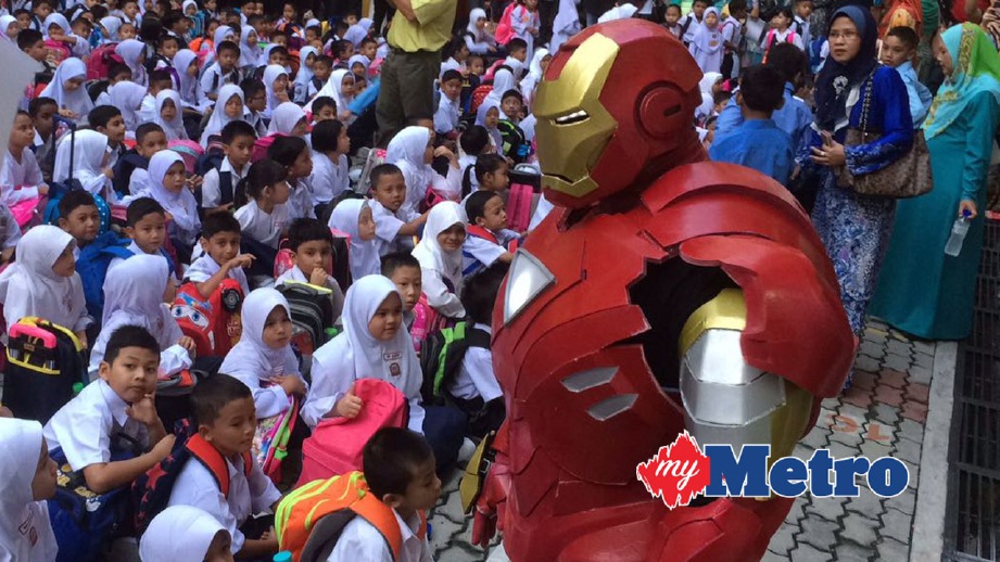 KEHADIRAN 'Iron Man' menghiburkan murid tahun satu yang memulakan sesi persekolahan 2017. FOTO Zulaikha Zainuzman