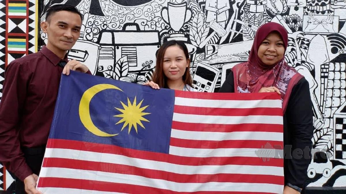 MOHD Sirhajwan (kiri), Nurazilah kanan) dan Sydney (tengah) memenangi anugerah pada ELTons Innovation Awards. FOTO Mohd Sirhajwan Idek