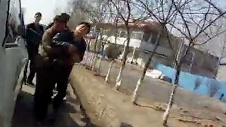 PETIKAN rakaman video menunjukkan Zhang menangis ketika polis membawanya ke lokasi dia melanggar anak dan isterinya. FOTO Daily Mail