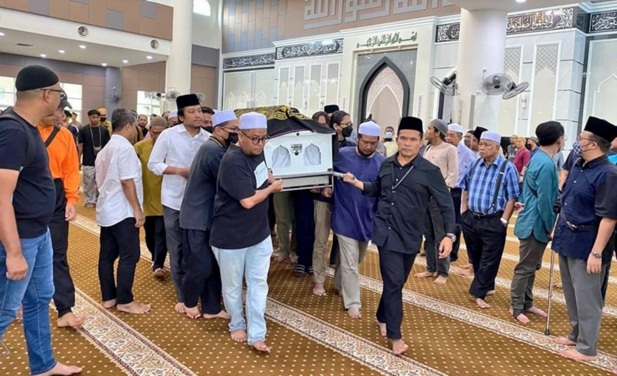 Jenazah pengarah, Allahyarham Azhari Mohd Zain selamat dikebumikan di Tanah Perkuburan Islam Meru, di sini, jam 11 pagi, hari ini.
