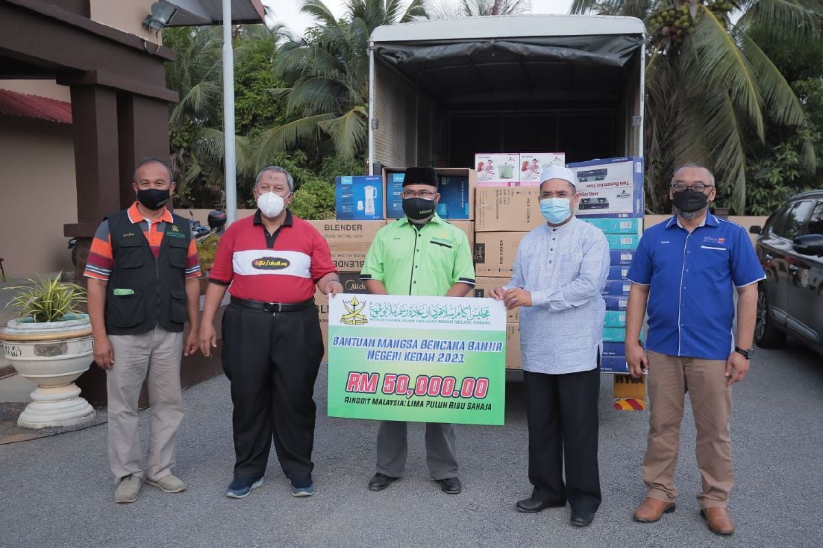ASMADI  (tengah) pada misi bantuan kemanusiaan kepada mangsa banjir berikutan tragedi kejadian kepala air Gunung Jerai, Yan, Kedah. FOTO Ihsan Muip
