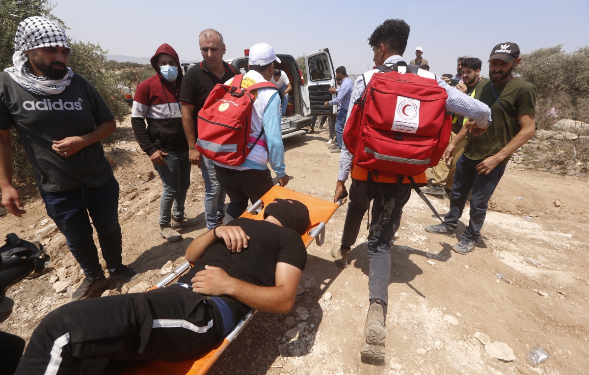 PASUKAN perubatan mengusung penunjuk perasaan Palestin yang cedera dalam pertempuran berkenaan. FOTO EPA 