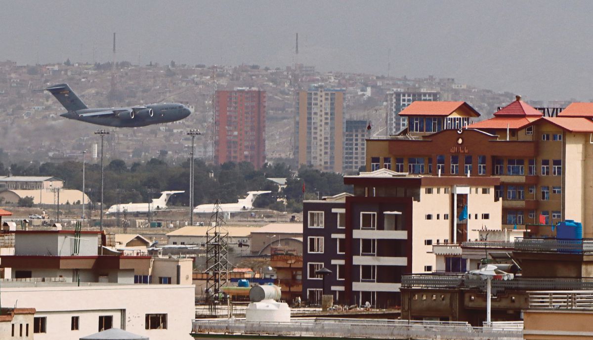 ANTARA pesawat tentera yang terbabit dalam proses evakuasi dari Lapangan Terbang Antarabangsa Hamid Karzai, sebelum ini.  FOTO EPA 
