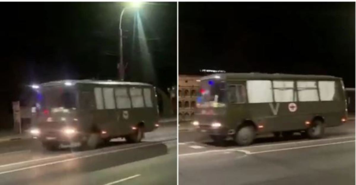 FOTO tular dipercayai ambulans membawa askar Rusia yang cedera dan maut dilihat di bandar Homel.  FOTO Agensi