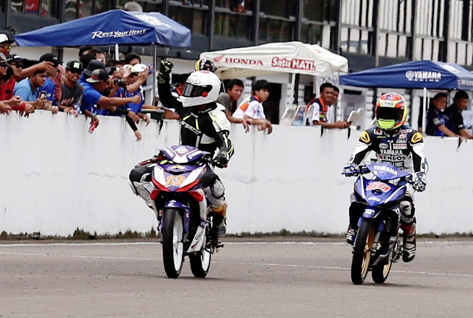PENUNGGANG Uma Racing Yamaha Maju Motor, Md Akid Aziz (kiri) meraikan kemenangannya dalam kategori 150cc ketika Kejohanan Asia Road Racing Championship (ARC) 2017 di Litar Johor, Pasir Gudang. - Foto Hairul Anuar Rahim