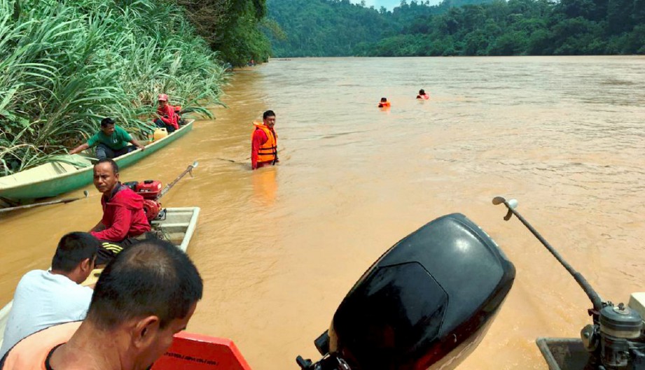 Anggota penyelamat berusaha mencari Ismaniza Atira yang dikhuatiri lemas. Foto Ihsan Pembaca