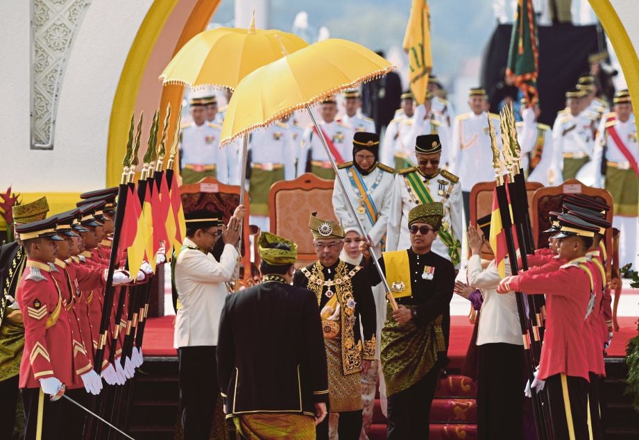 AL-Sultan Abdullah berkenan berangkat ke Balairung Seri pada istiadat pertabalan baginda di Istana Negara, semalam. FOTO Bernama