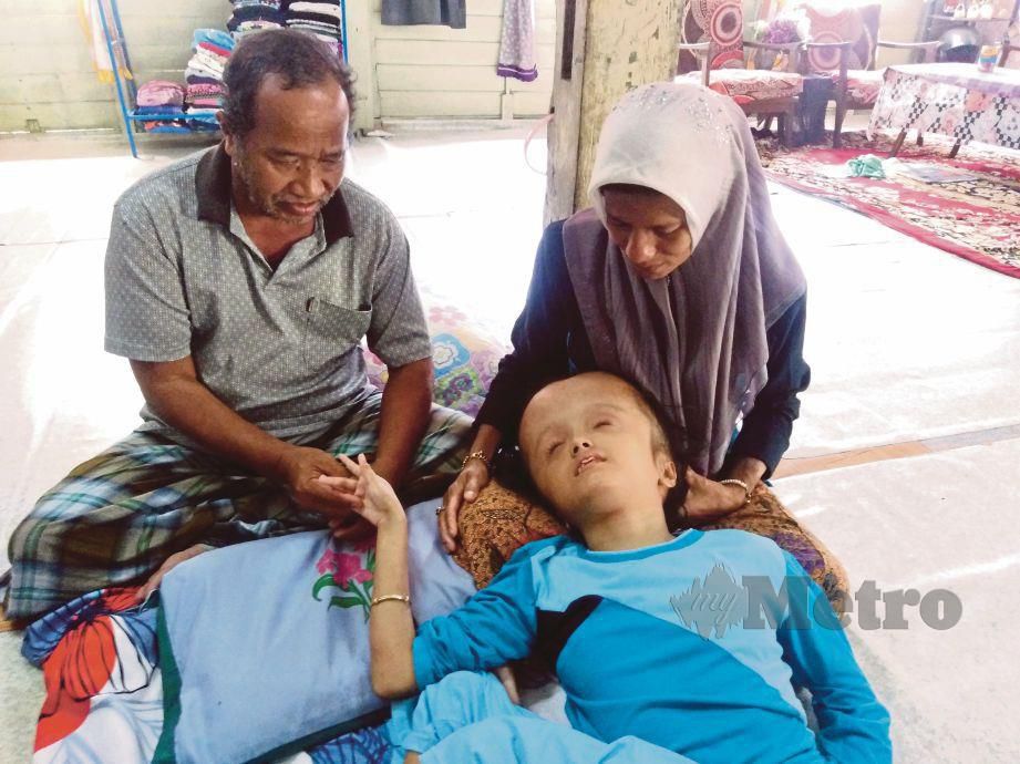 SITI Nurul Syafiqah hanya mampu terbaring selepas menghidap penyakit hydrocephalus iaitu lebihan cecair dalam kepala sejak kecil. FOTO Hazira Ahmad Zaidi