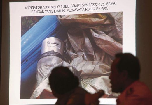 KETUA Badan SAR Nasional (BASARNAS) FHB Bambang Soelistyo menunjukkan imej barangan yang ditemui terapung.