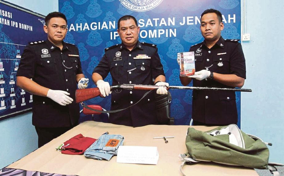 AZLI  (tengah) menunjukkan senapang buatan sendiri yang digunakan dalam kes pembunuhan seorang lelaki warga Indonesia.