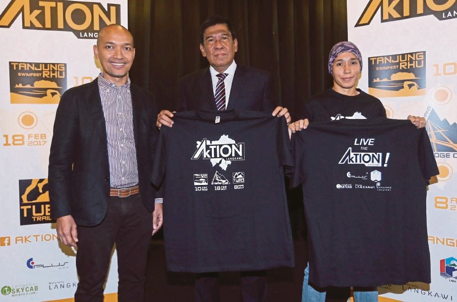 KHALID  (tengah) bersama Pengarah Urusan   E-Plus Entertainment Productions untuk Singapura dan Thailand,  Iskandar Shahril (kiri) dan atlet, Tahira Aliya   pada majlis  pelancaran Siri AkTION. 