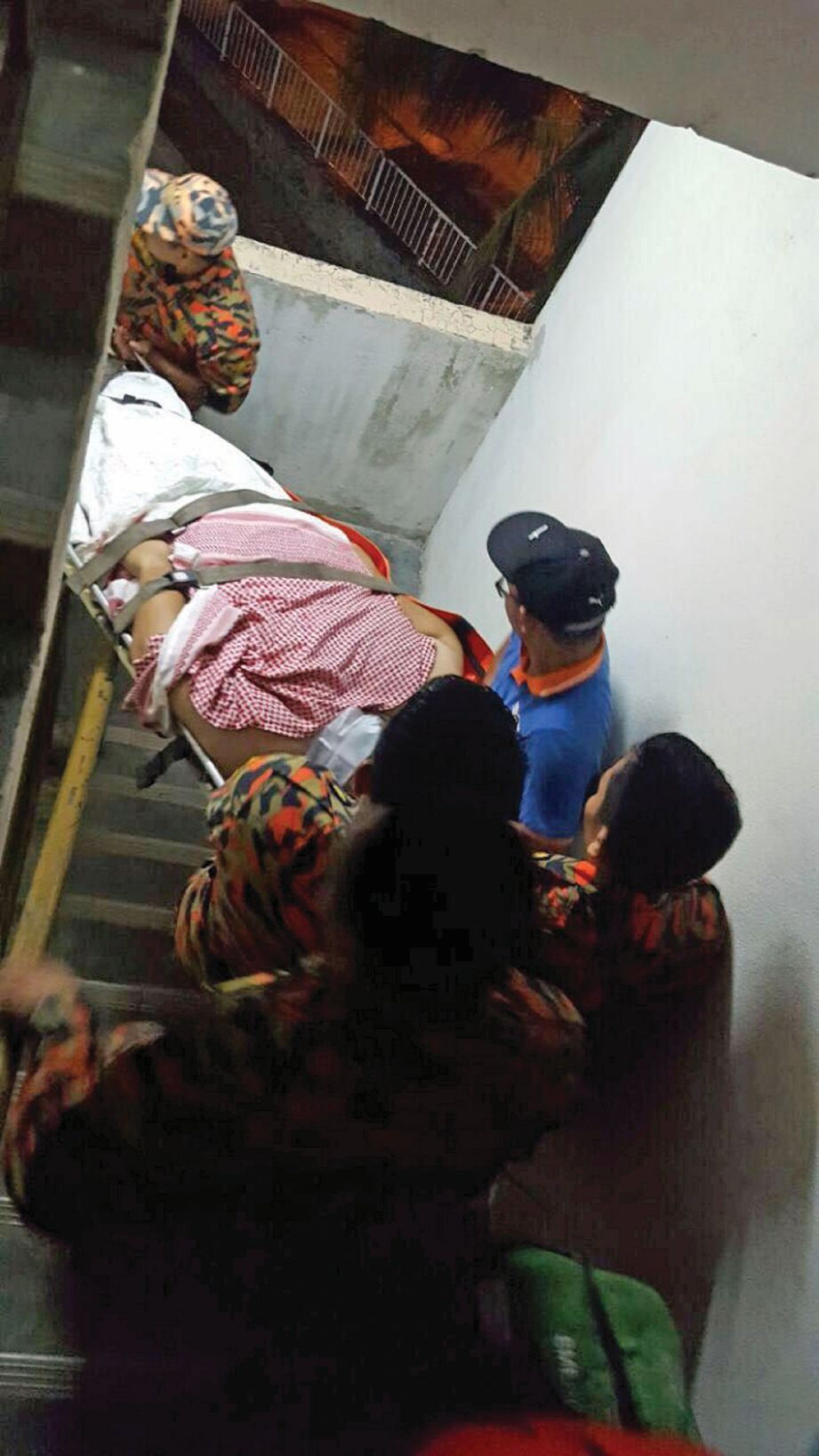  ANGGOTA bomba  membawa mangsa obesiti turun dari rumahnya di tingkat dua pangsapuri Taman Sinaran.