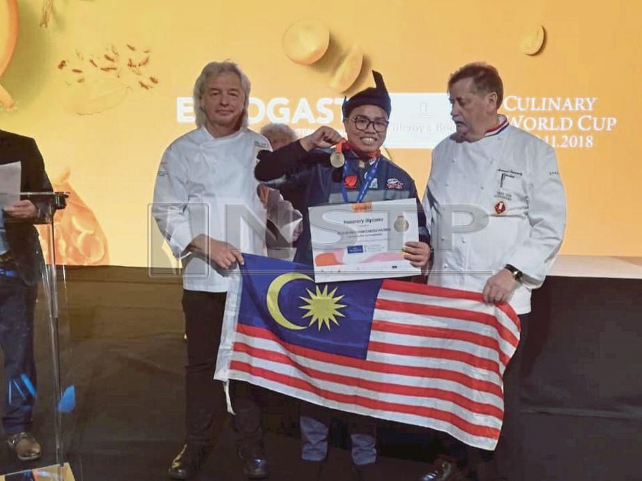 MUHAMMAD Haziq menerima pingat gangsa dan sijil dalam Kejohanan Kulinari Piala Dunia 2018 di Luxembourg. 