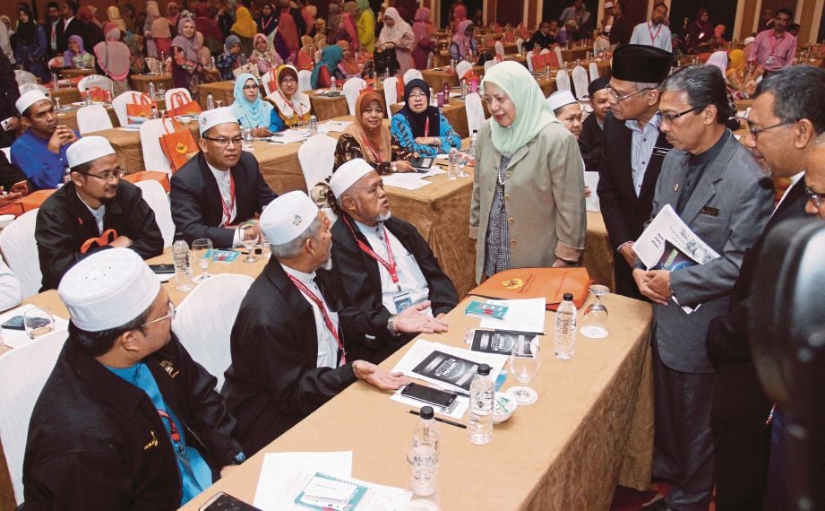 ASMA (empat dari kanan) berbual  dengan peserta pada Majlis Konvensyen HMI Peringkat Kebangsaan Kali Ke-4 di Hotel Perdana, Kota Bharu, semalam.