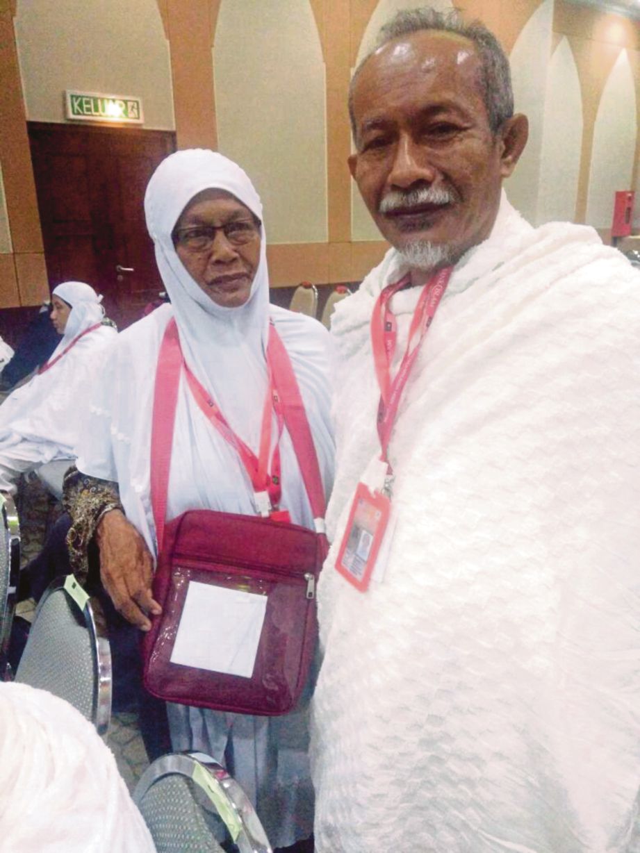 PORA (kiri) bersama anaknya, Zainol di Kompleks Tabung Haji, Kelana Jaya.