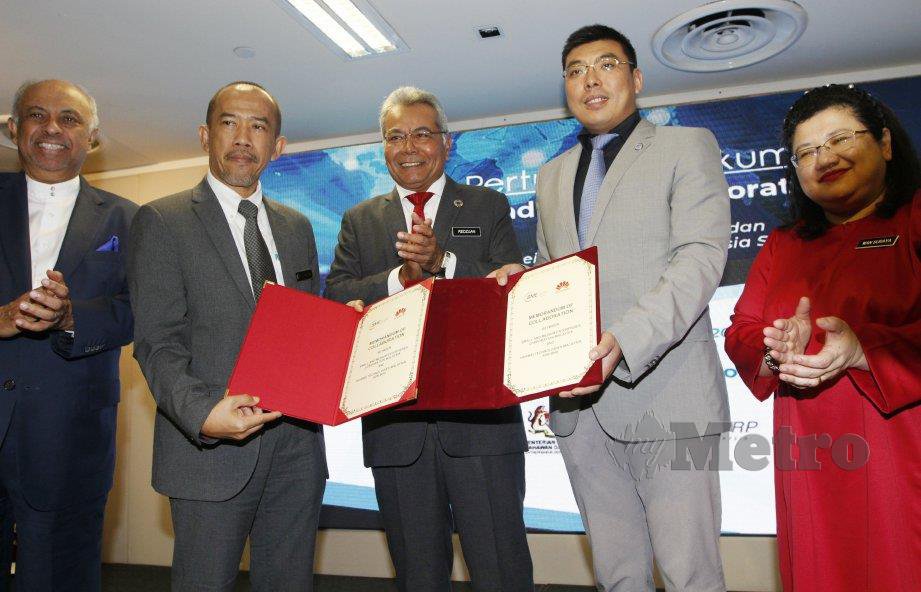 REDZUAN (tengah) menyaksikan  Noor Azmi  (dua dari kiri) bertukar memorandum kerjasama bersama Ketua Pegawai Eksekutif Huawei Technologies (M) Sdn Bhd, Michael Yuan, semalam. FOTO MUSTAFFA KAMAL