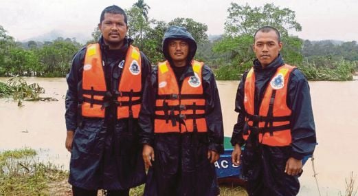 MANGSA dari kiri Mohd Syaaban, Ahmad Raflee dan Sari Awan yang terselamat selepas bot yang dinaiki terbalik