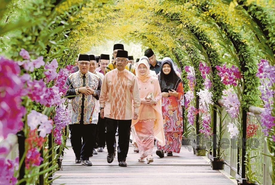 AL-Sultan Abdullah  bersama  Tunku Azizah Aminah Maimunah Iskandariah merasmikan Festival Bunga  dan Taman Putrajaya 2019 (Floria Diraja Putrajaya 2019) 