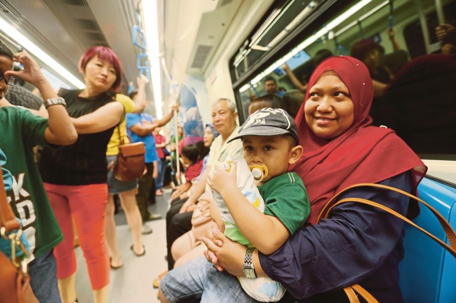  ANTARA ibu bapa yang membawa keluarga bersiar-siar di ibu kota menggunakan pengangkutan MRT.
