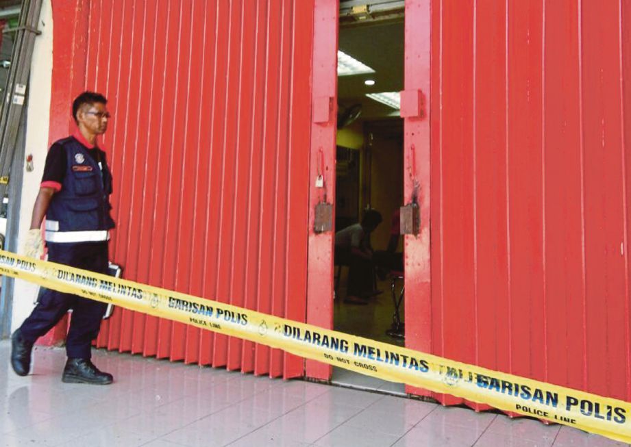 Anggota polis unit forensik   melakukan siasatan di kedai emas yang dipecah masuk di Jalan Pengkalan.