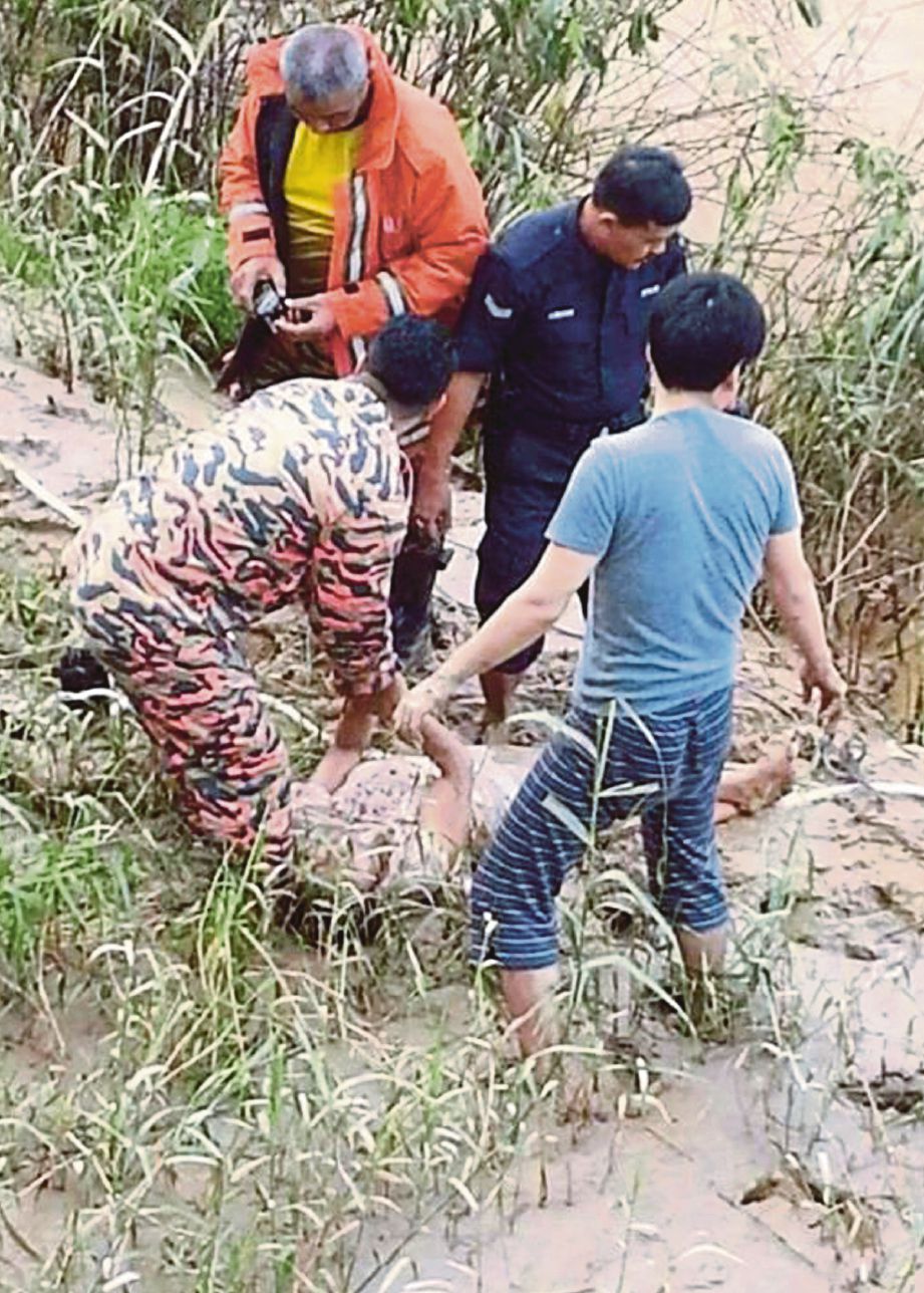 BOMBA menyelamatkan wanita warga asing yang cuba membunuh diri di Sungai Kelantan, semalam.