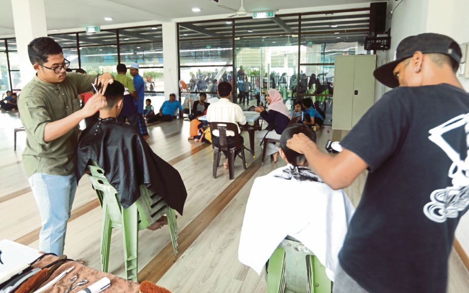     pelajar     yang menerima  perkhidmatan gunting rambut  percuma dalam program Jom Kembali Ke Sekolah anjuran Masjid Tepian Putra.