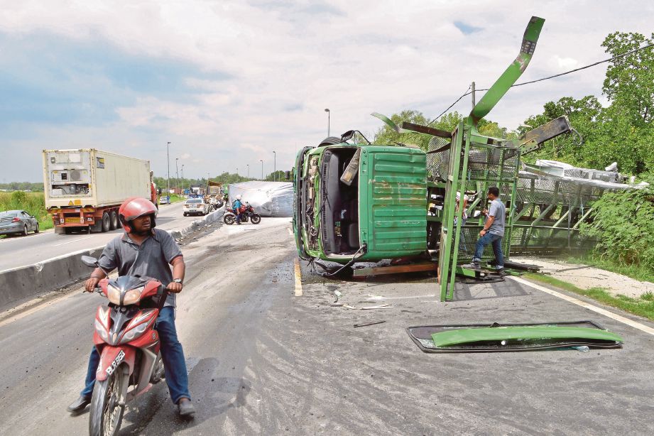 LIMA kenderaan termasuk tiga kenderaan berat terbabit kemalangan di Selekoh Hakim, Jalan Pelabuhan Darat, Pelabuhan Klang menyebabkan tiga pemandu cedera.