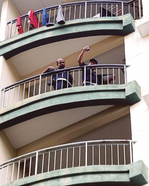 ANGGOTA Unit Forensik Polis memeriksa balkoni tempat mangsa dipercayai terjatuh, semalam.
