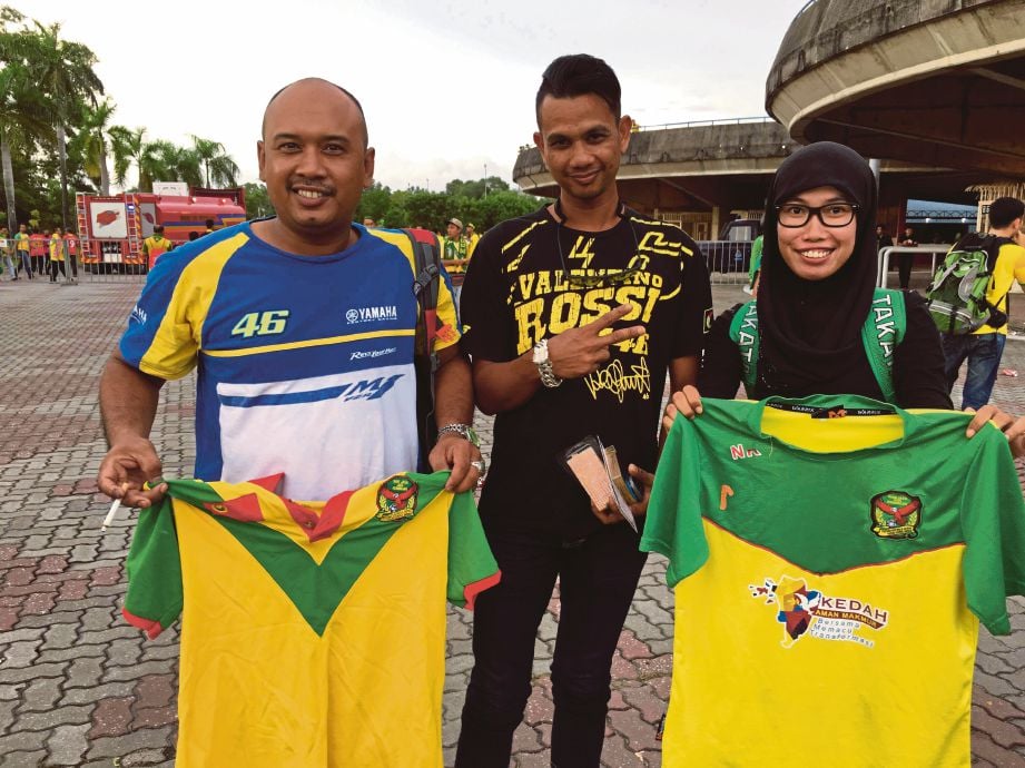 AZIZUL (kiri) menunjukkan jersi Kedah.