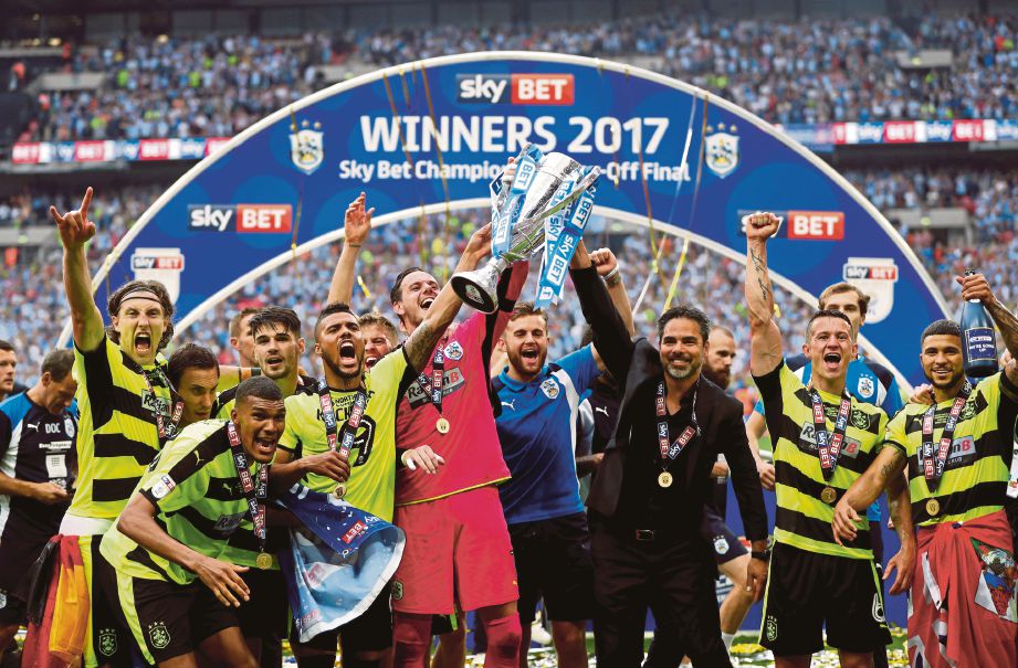 WAGNER (tiga dari kanan) dan pemain Huddersfield meraikan kejayaan di Wembley, semalam.