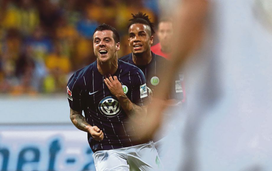 VIEIRINHA (kiri) ledak gol kemenangan Wolfsburg.