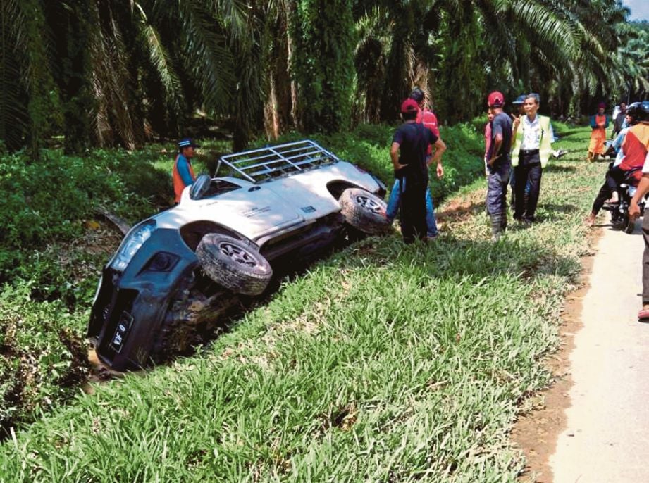 KEADAAN pacuan empat roda selepas merempuh motosikal, semalam.