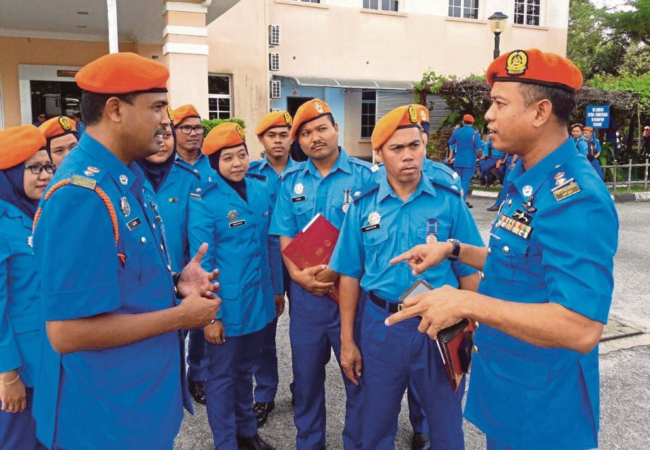 WAN Mohd Hafizam (kanan) menceritakan pengalamannya menjalani pembedahan pemindahan hati kepada   Pengarah Angkatan Pertahanan Awam Malaysia (APM) Terengganu Leftenan Kolonel (PA) Che Adam A Rahman (kiri) sambil disaksikan anggota APM Negeri.