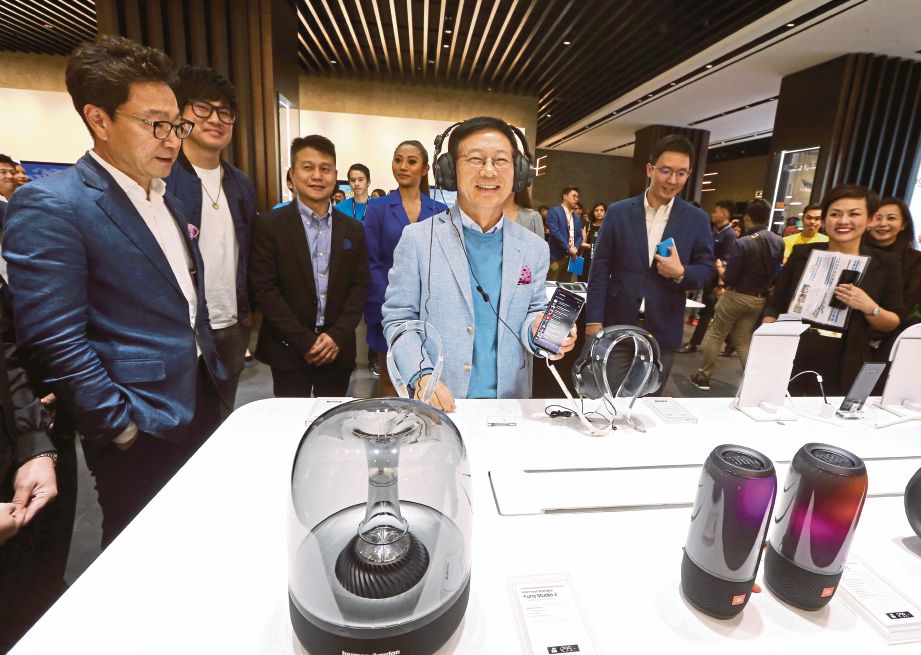 LEE (tengah) melawat gedung premium Samsung di Pavilion Kuala Lumpur, semalam.