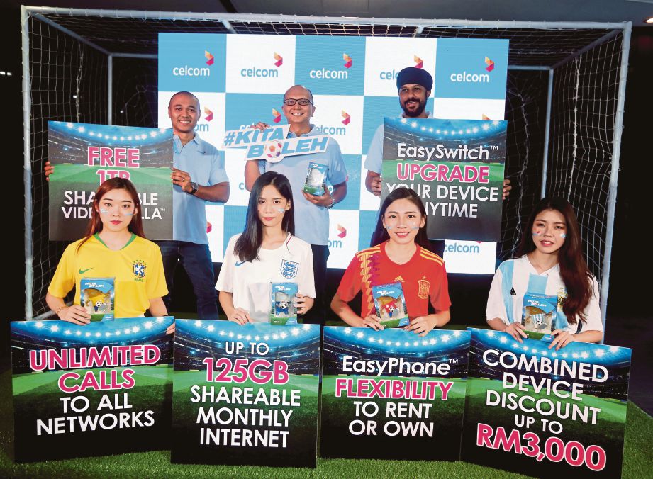 ZUWAIRI (dari  kiri atas) bersama Daren dan Harcharan ketika pelancaran Celcom New Easyphone di Menara Celcom. 