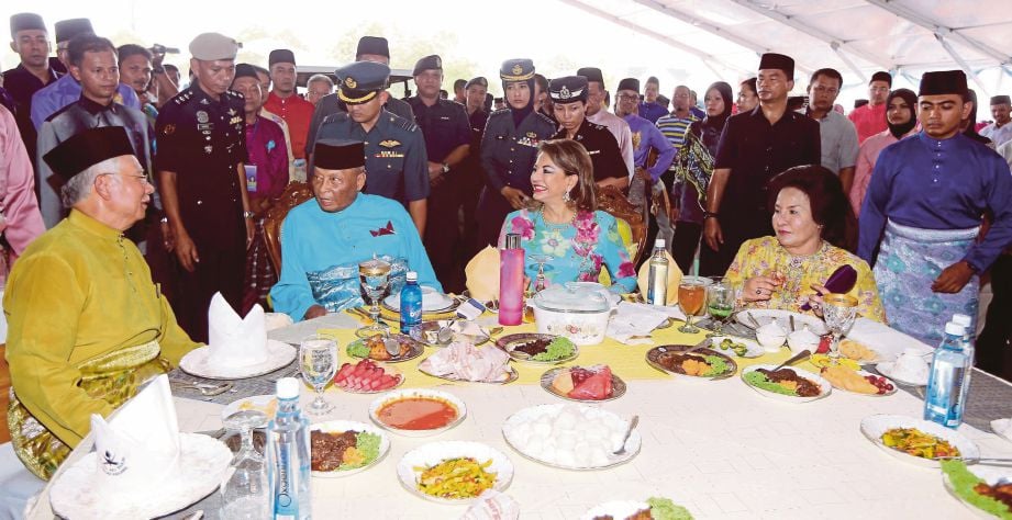  Sultan Ahmad Shah bersama  Sultanah Hajah Kalsom dan  Najib serta  Rosmah pada Majlis Rumah Terbuka Aidilfitri 2016 Parlimen Pekan di Taman Tasik Sultan Abu Bakar.