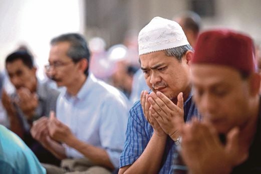 SEORANG jemaah khusyuk memanjatkan doa di Masjid Wilayah Persekutuan, Kuala Lumpur.